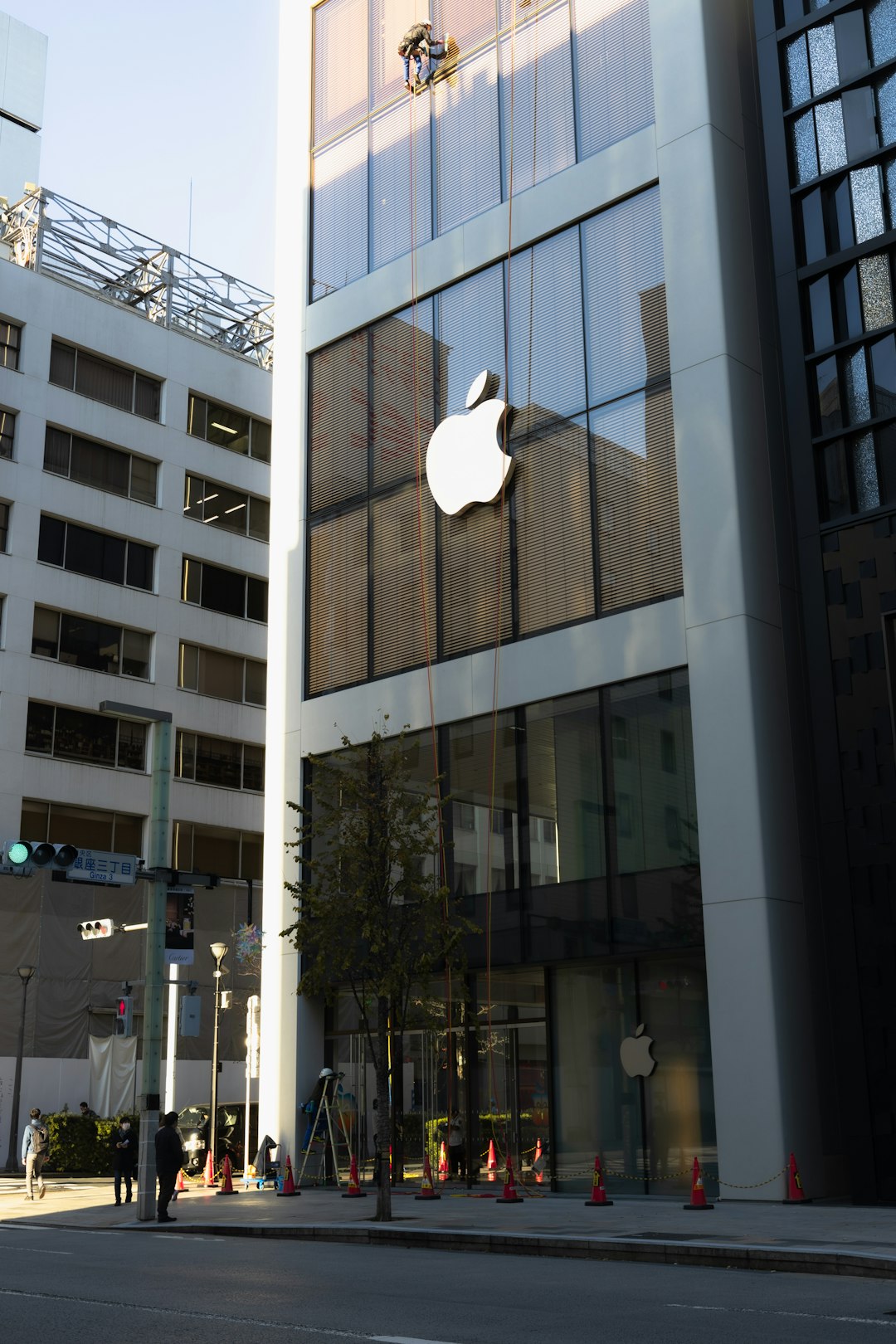 apple-store-building-facade-with-large-logo-zryvwzetiei